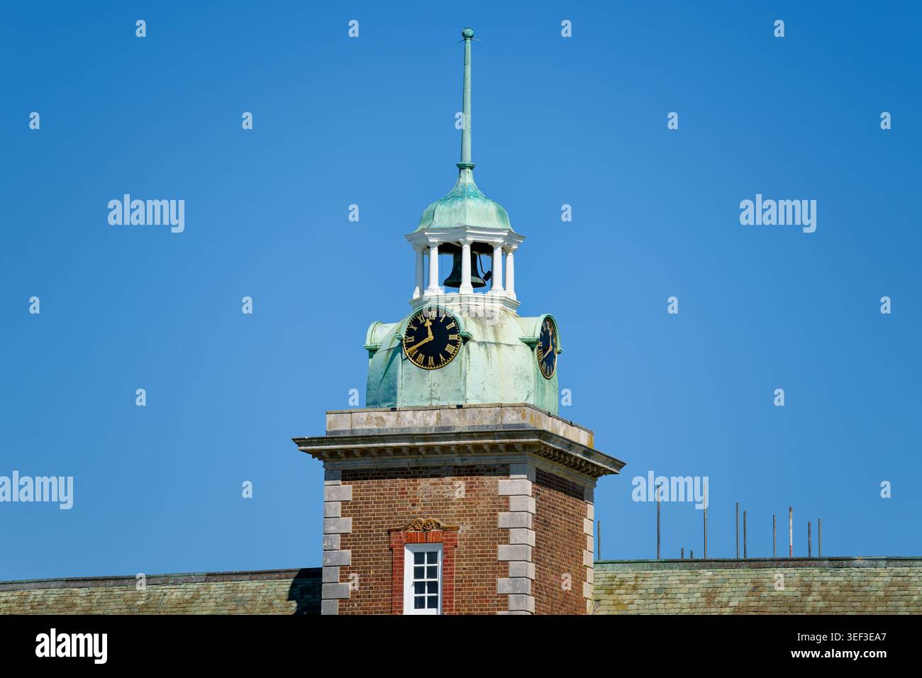 Tour de l'horloge et clocher sur un bâtiment historique de style néo-Caroline à Rustington Convalescent Home, West Sussex, Angleterre, Royaume-Uni. Banque D'Images