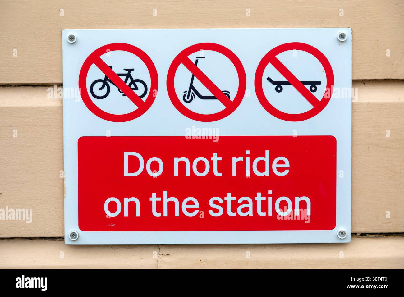 Ne roulez pas sur la gare, panneau d'interdiction de la gare, Frome, Somerset, Angleterre, Royaume-Uni Banque D'Images