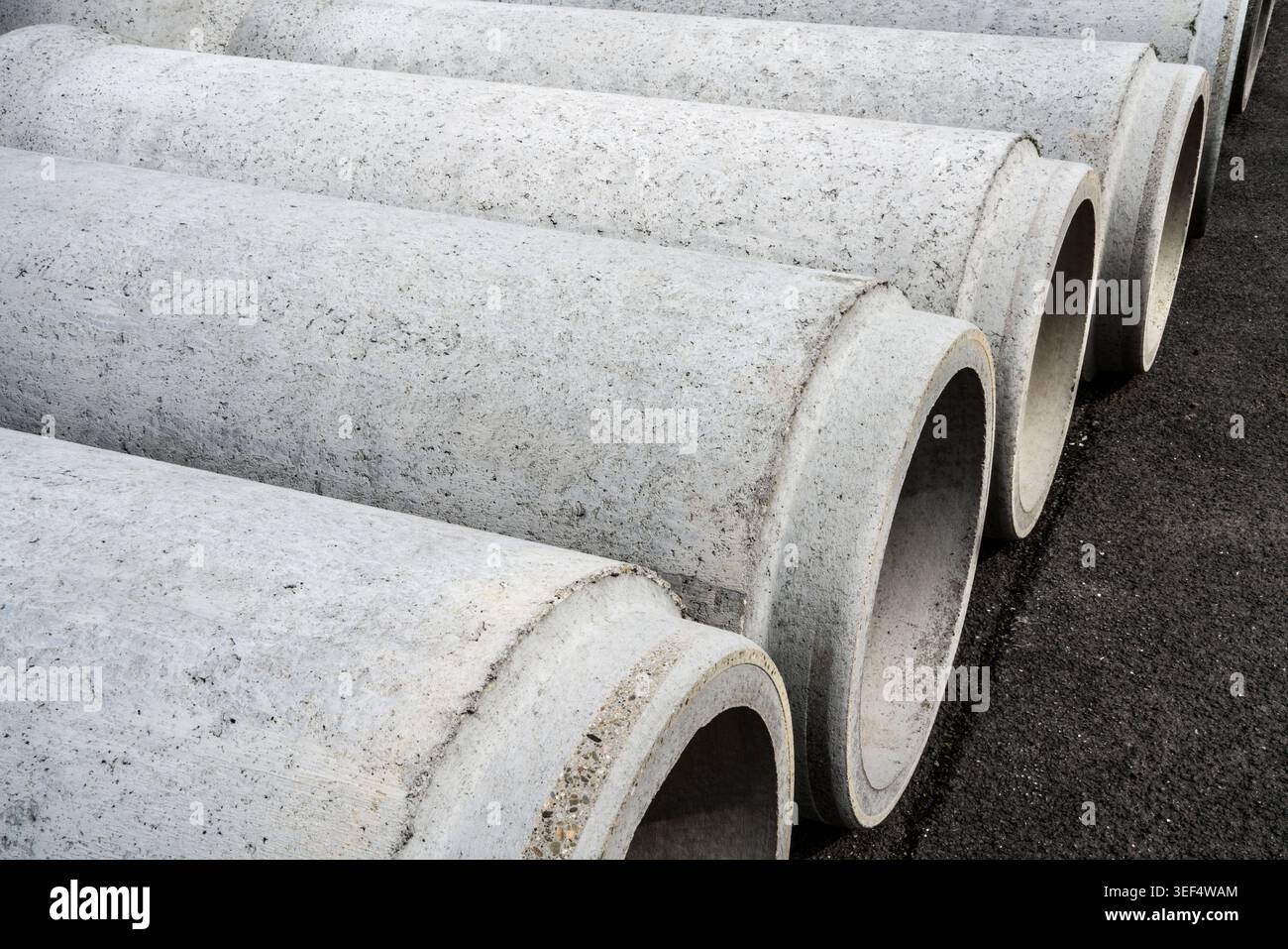 Tuyaux en béton gris pour la construction d'égouts souterrains, Allemagne, Europe Banque D'Images