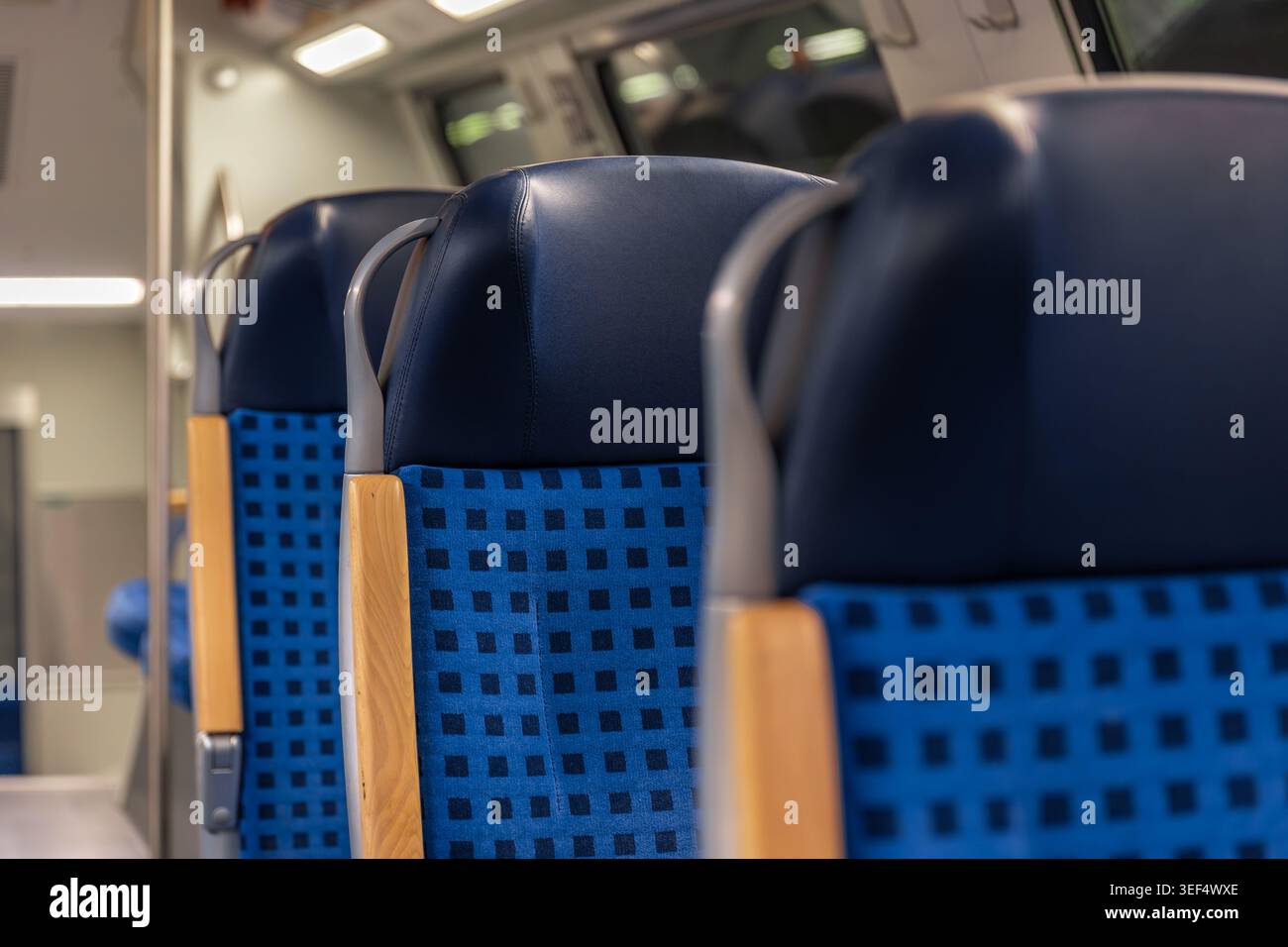 Gros plan des appuie-tête bleus dans une cabine de train. Design moderne des sièges passagers. Banque D'Images