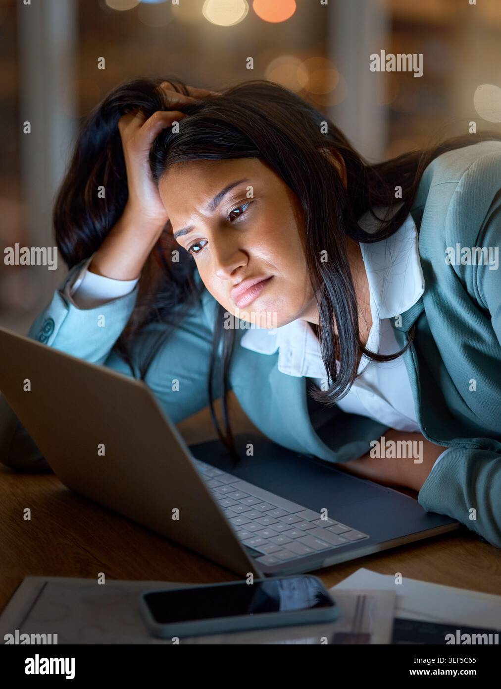 Ordinateur portable, nuit et fatigué avec une femme d'affaires au bureau pour brouillard cérébral, burnout ou fatigue. Ennuyé, ordinateur et délai avec employé épuisé au bureau Banque D'Images