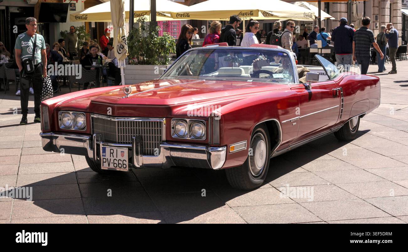 Énorme Cadillac Eldorado cabriolet rouge participant au 30e rallye automobile international Oldtimer à Rijeka, Croatie, le 2 mai 2026. Banque D'Images