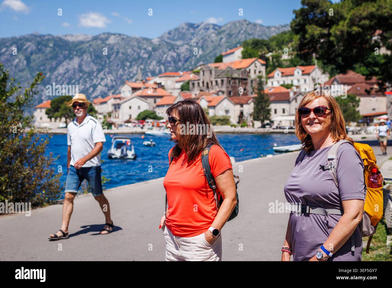 Touristes appréciant les vacances d'été à Kotor, Monténégro. Deux femmes avec sac à dos promenades le long de la mer et profiter de l'exploration de la ville Banque D'Images