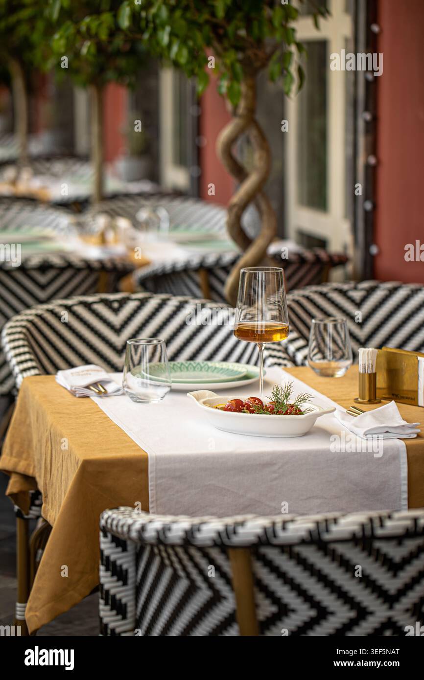 Table élégante sur la terrasse du restaurant Banque D'Images