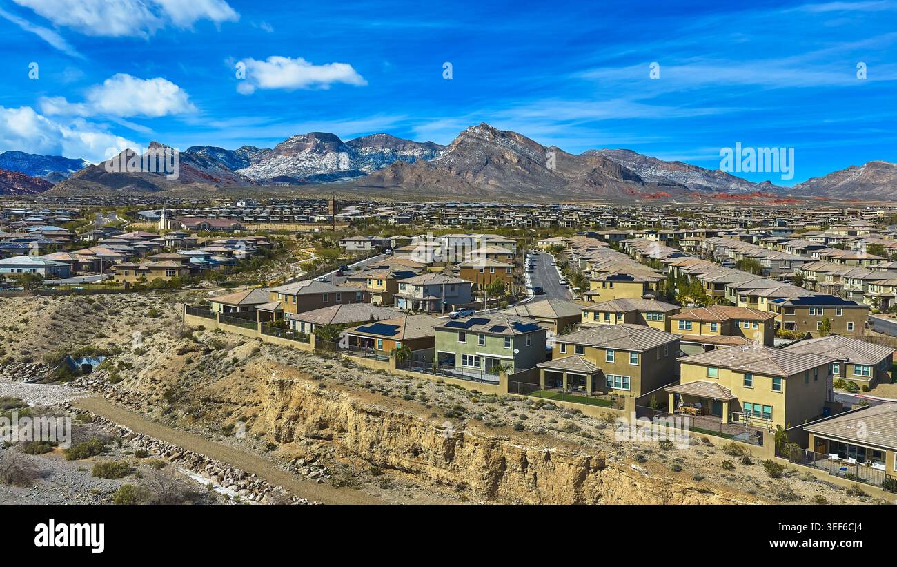 Quartier aérien Nevada avec montagnes Red Rock et neige à Las Vegas Banque D'Images