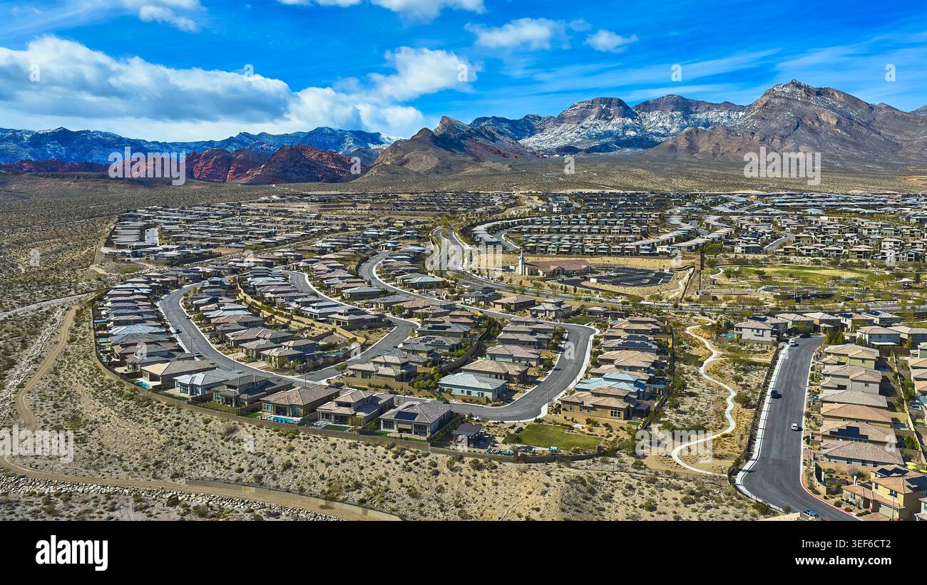 Aerial Nevada quartier avec montagnes Red Rock et paysage désertique enneigés Banque D'Images
