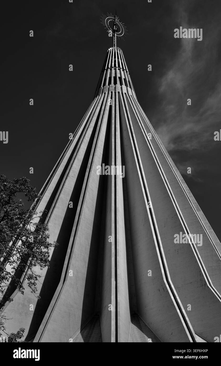 Image en noir et blanc de la basilique brutaliste Santuario delle Madonna delle Lacrime à Syracuse, Sicile Banque D'Images