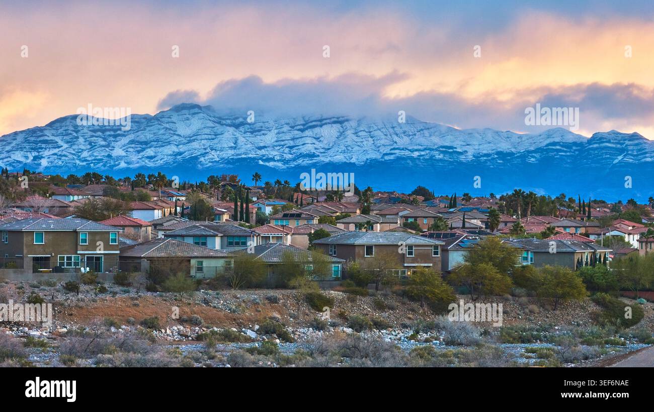 Montagnes enneigées de Red Rock et quartier de Las Vegas à Sunrise Banque D'Images