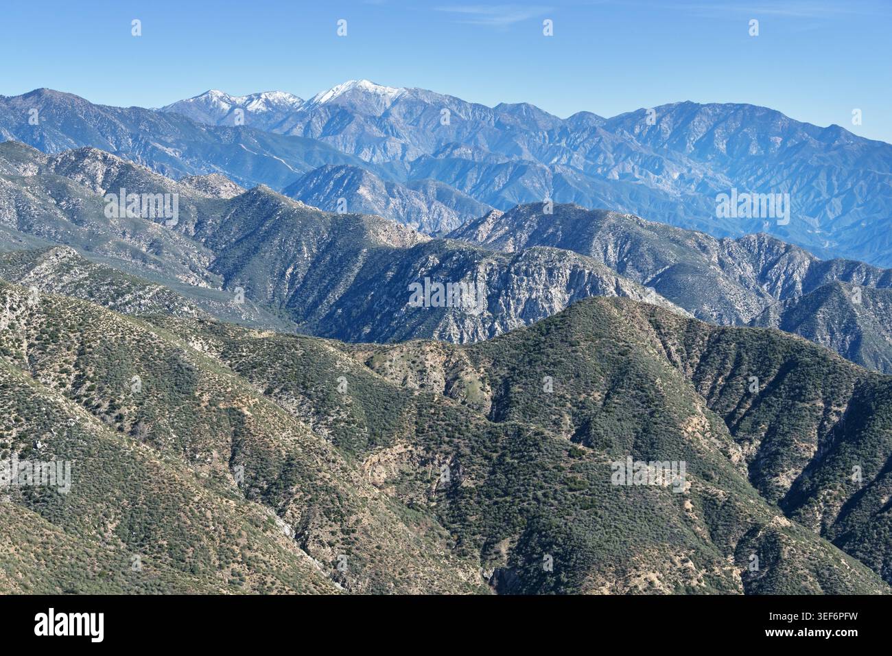 Vue est sur les montagnes San Gabriel en direction des plus hauts sommets enneigés du mont San Antonio ou du mont Baldy Banque D'Images