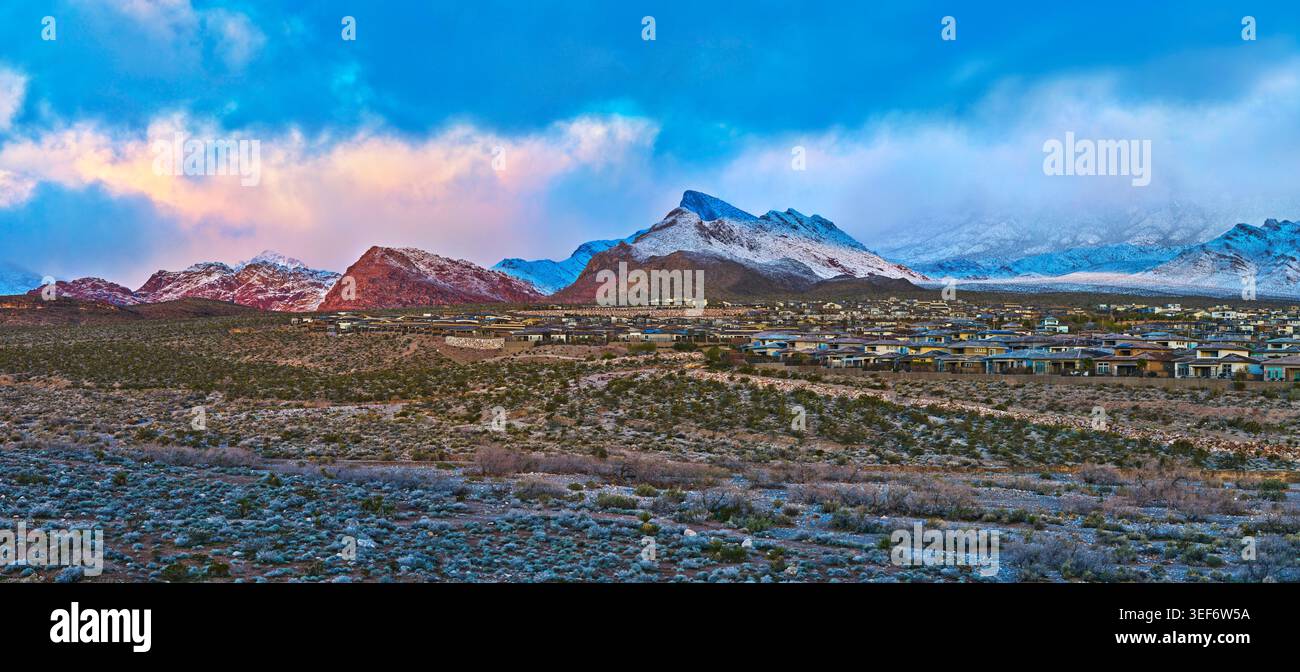 Quartier aérien Nevada et montagnes Red Rock avec neige au Sunrise Panorama Banque D'Images
