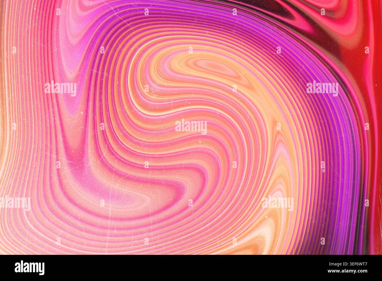 Lignes liquides tourbillonnantes rose psychédélique et magenta avec texture poussiéreuse vintage Banque D'Images