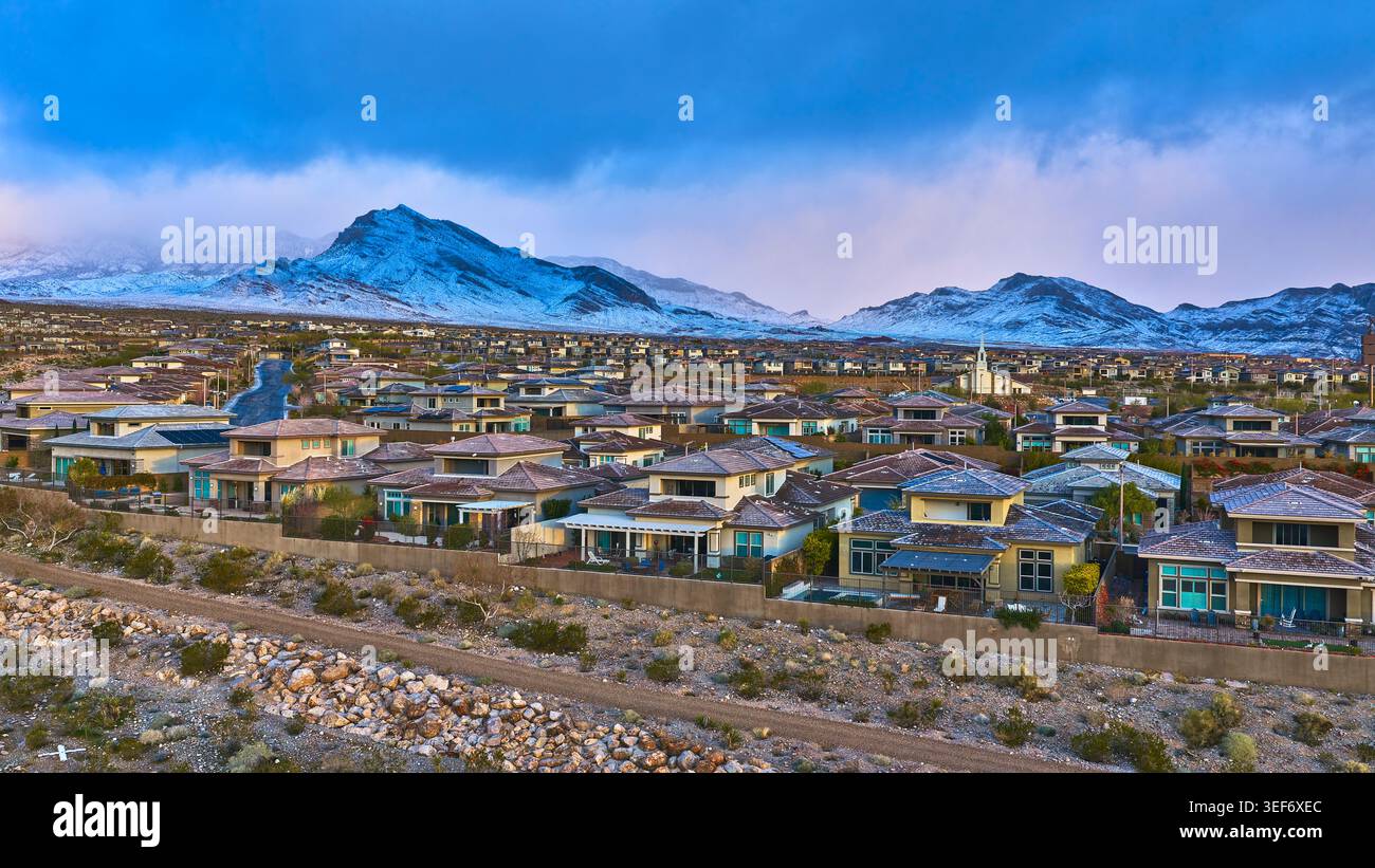 Aerial Nevada quartier avec Snowy Red Rock Mountains et paysage du désert Banque D'Images