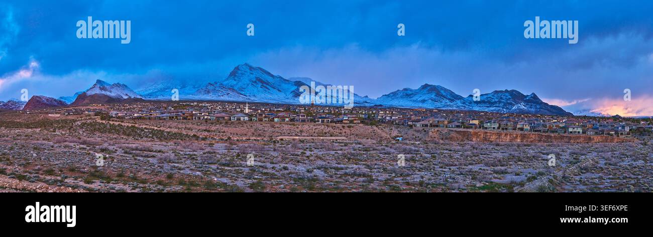 Panorama des montagnes Red Rock couvertes de neige avec le quartier de Las Vegas Banque D'Images