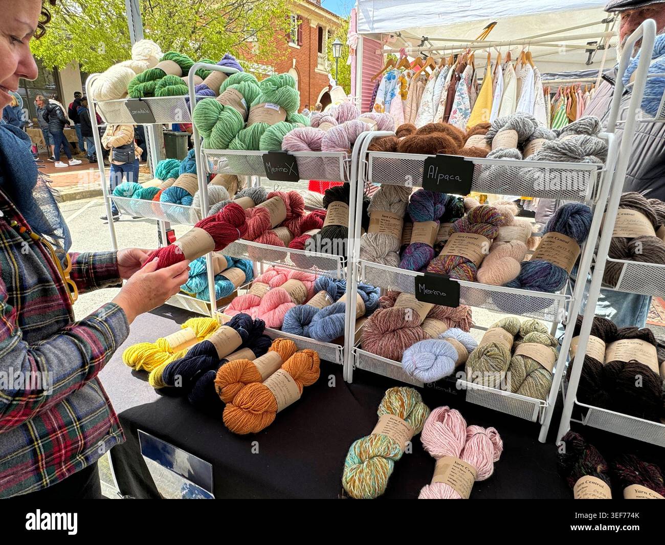 Une grande variété de couleurs de fil de laine à vendre chez un vendeur. Au Sheep Woolfest annuel à Boorowa, Nouvelle-Galles du Sud, Australie. Banque D'Images