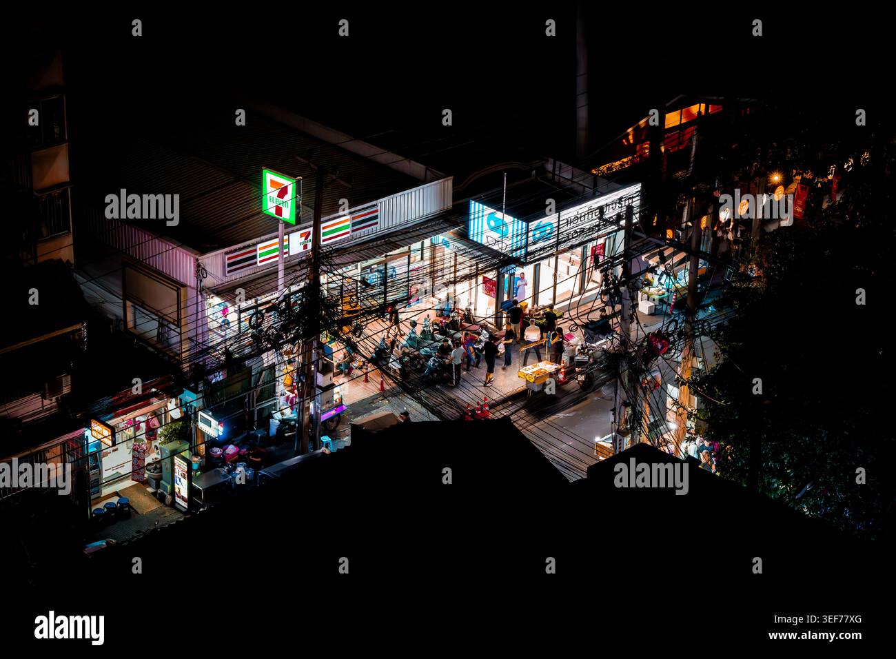 Vue aérienne d'un dépanneur occupé la nuit sur Sukhumvit, soi 4, Nana, Bangkok, Thaïlande Banque D'Images