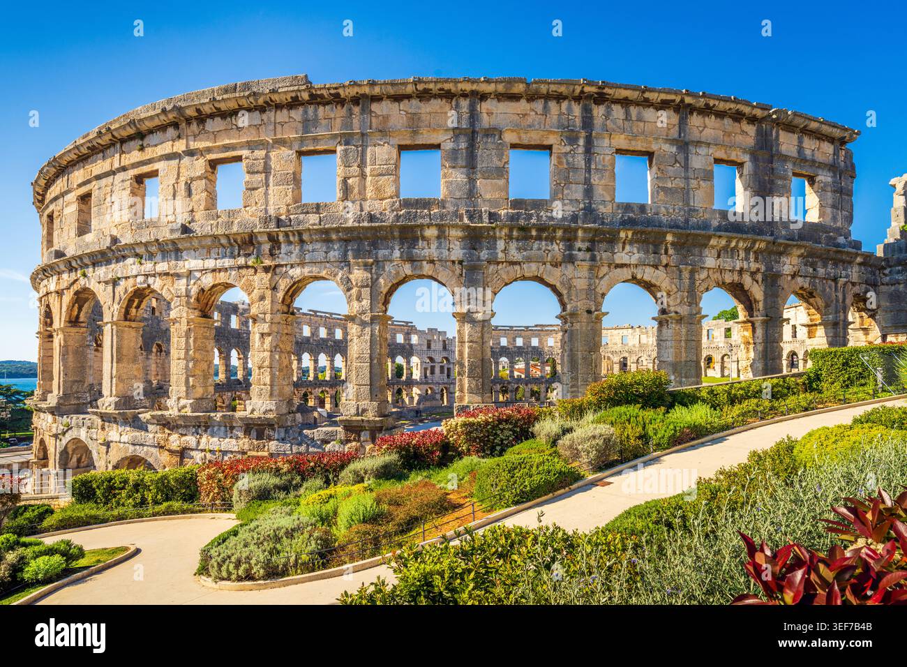 Pula, Croatie à l'ancienne arène romaine par une belle journée claire. Banque D'Images