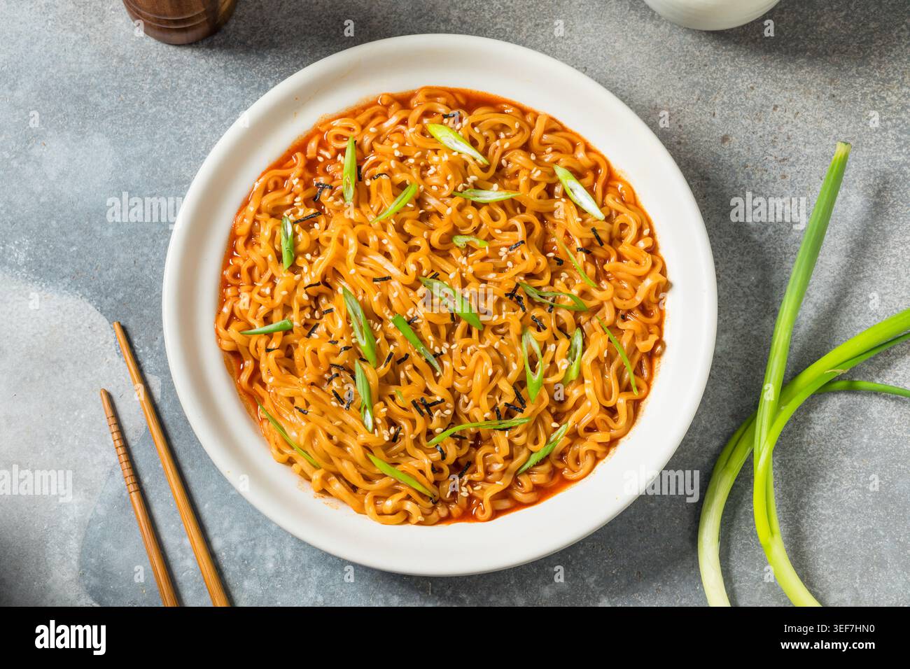 Nouilles Ramen instantanées épicées dans un bol avec des échalotes Banque D'Images