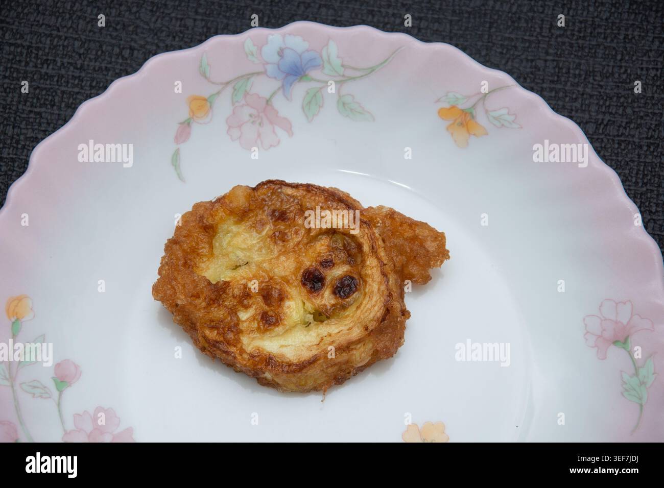 Courgettes frites, une collation populaire en Roumanie, souvent préparée en faisant frire des tranches de courgettes enrobées d'un mélange d'oeuf et de farine. Banque D'Images
