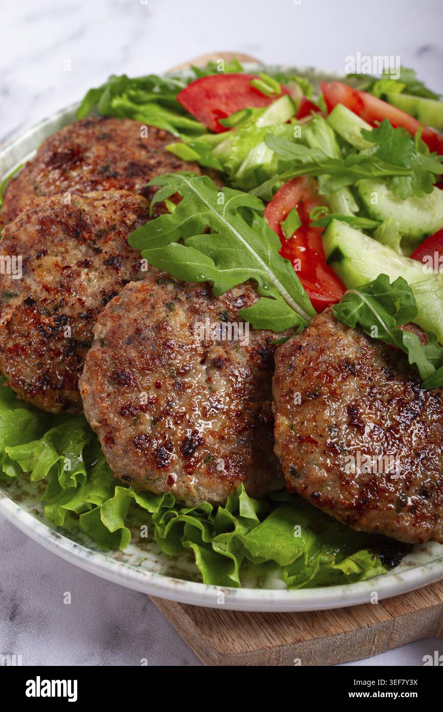 Côtelettes frites, viande hachée mélangée, avec salade de légumes, maison, vue de dessus, personne Banque D'Images