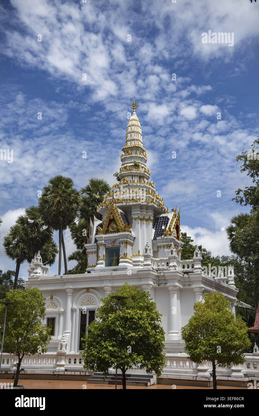 Wat Naiharn à Nai Hart Town sur Phuket isalnd en Thaïlande. Thaïlande, Phuket, 28 octobre 2025 Banque D'Images