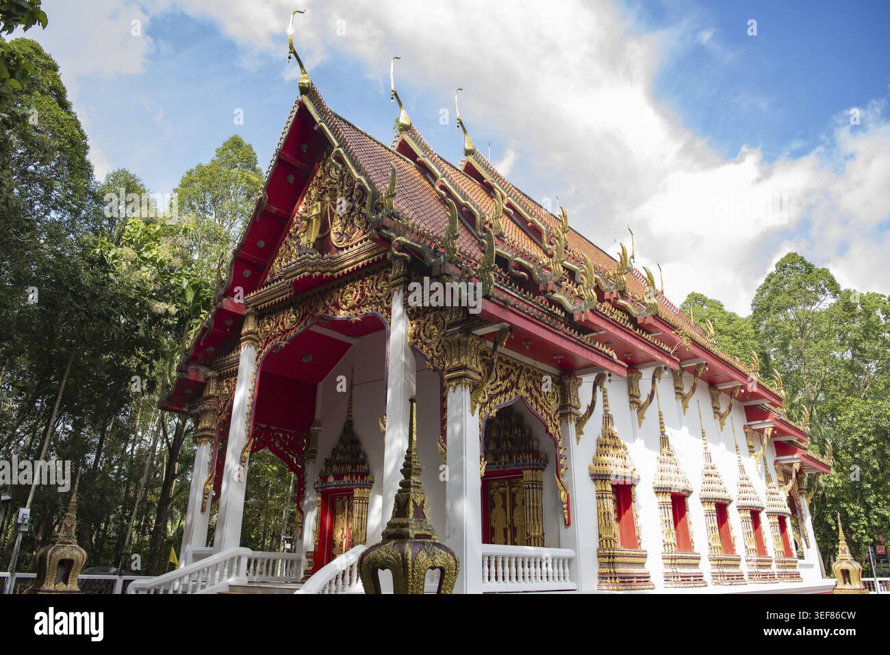 Wat Kathu dans la ville de Kathu sur Phuket isalnd en Thaïlande. Thaïlande, Phuket, 28 octobre 2025 Banque D'Images