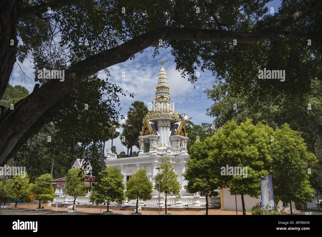 Wat Naiharn à Nai Hart Town sur Phuket isalnd en Thaïlande. Thaïlande, Phuket, 28 octobre 2025 Banque D'Images