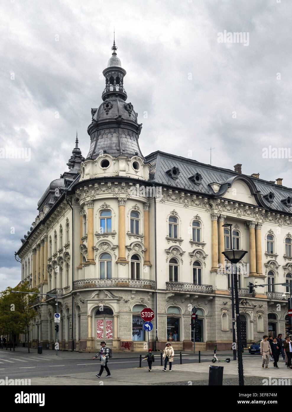 Cluj-Napoca, Roumanie - octobre 18.2025. Une vue verticale d'un palais blanc historique orné avec un dôme d'angle proéminent et des colonnes classiques à Banque D'Images