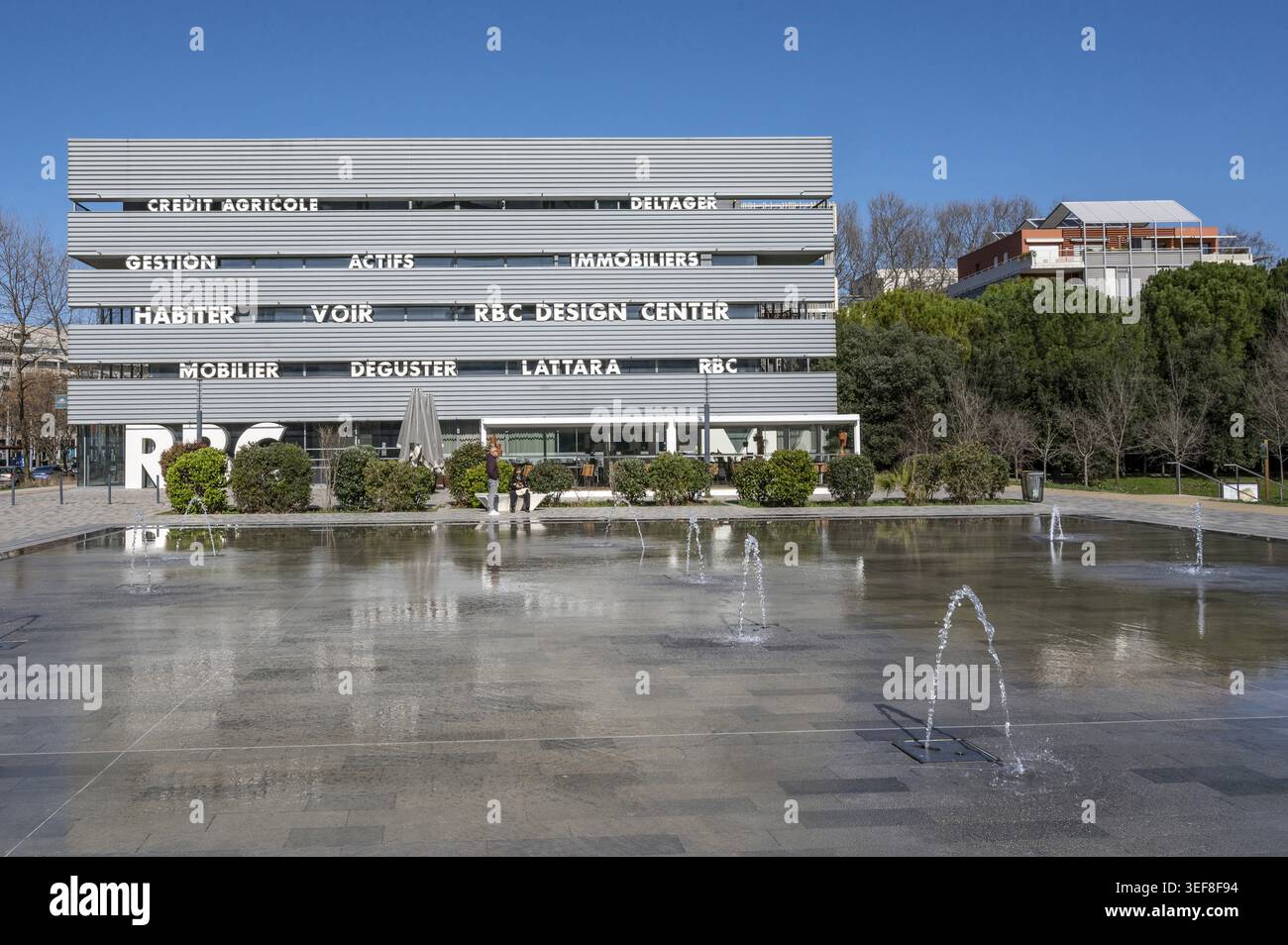 Le bâtiment cuboïde du Centre de design RBC de Jean nouvel avec sa façade métallique structurée horizontalement et ses grandes lettres se reflète dans le surf aquatique Banque D'Images