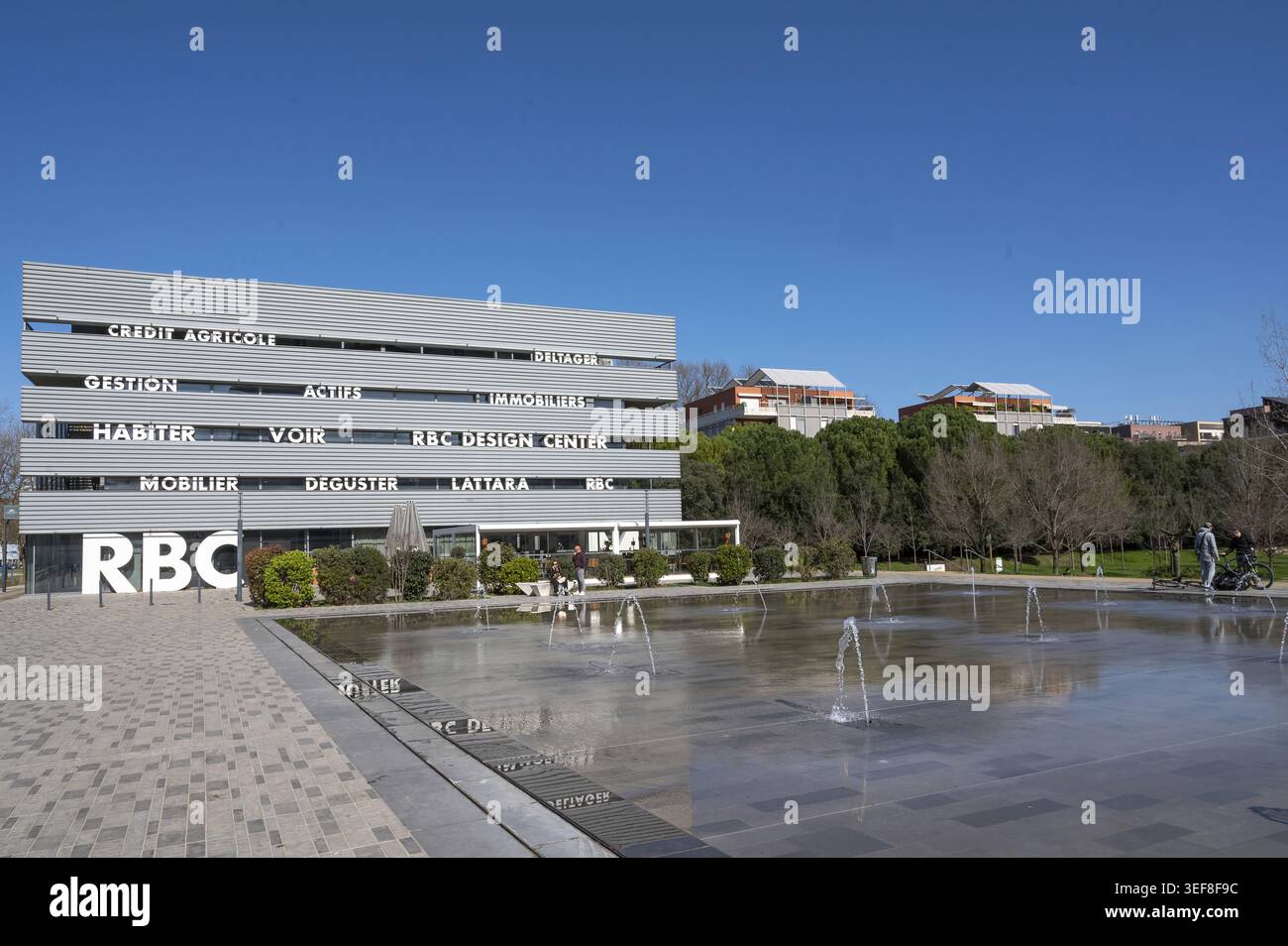 Le bâtiment cuboïde du Centre de design RBC de Jean nouvel avec sa façade métallique structurée horizontalement et ses grandes lettres se reflète dans le surf aquatique Banque D'Images