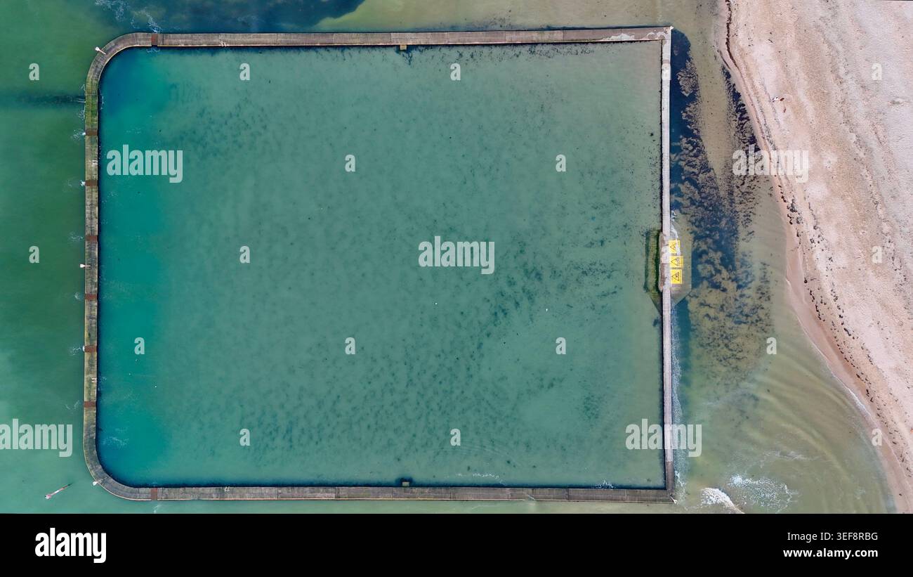 Drone aérien vue de haut en bas de Margate Tidal Pool dans le Kent Banque D'Images