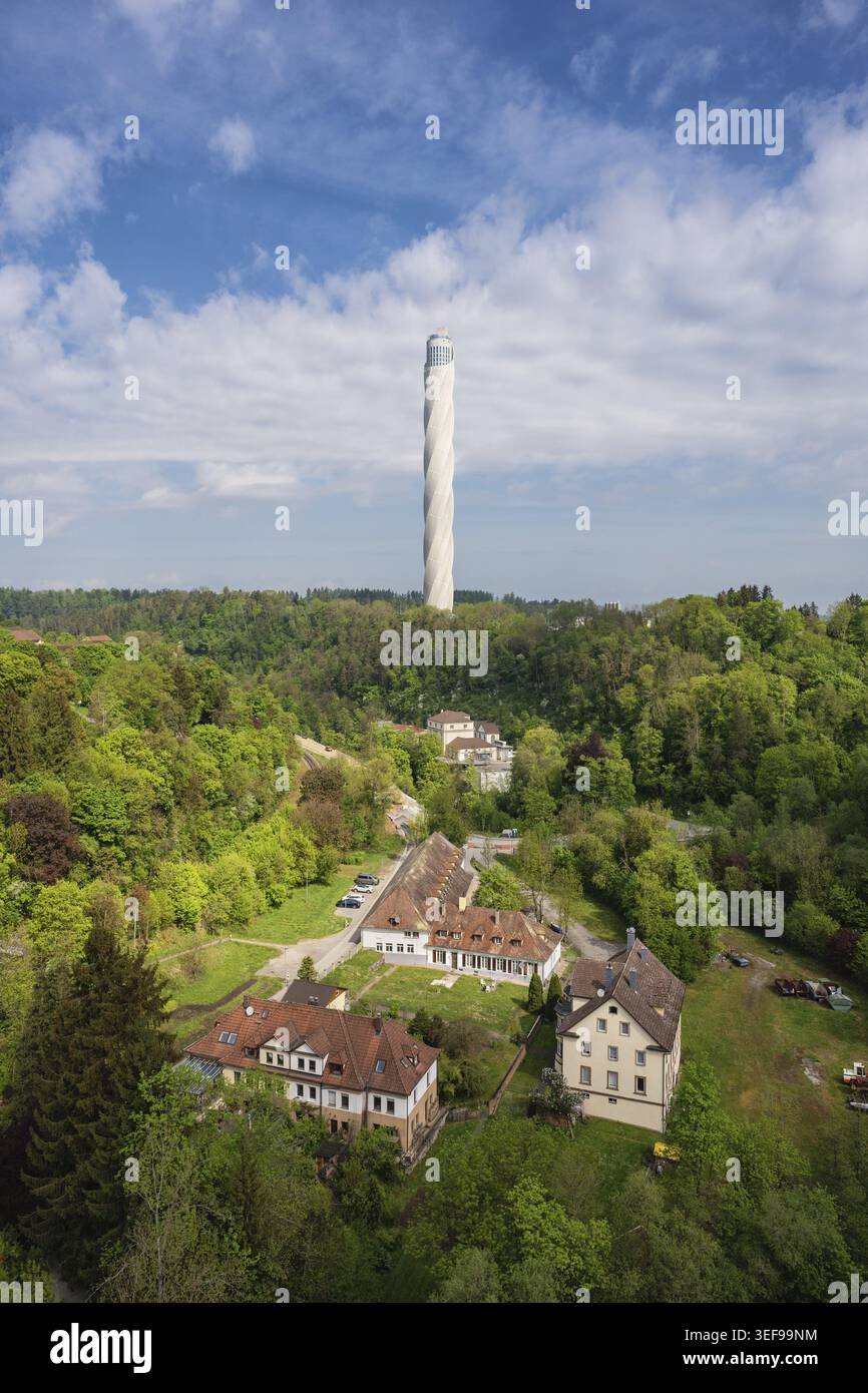 Vue depuis la ligne Neckar sur la vallée boisée du Neckar jusqu'à la tour d'essai de l'ascenseur TK de 246 mètres de haut avec la plus haute plate-forme d'observation d'Allemagne, Rot Banque D'Images