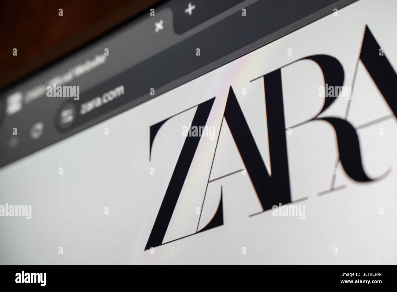 18 avril 2026 - Tachkent, Ouzbékistan : vue rapprochée du site Zara sur écran numérique montrant le logo de la mode et les éléments de l'interface du navigateur. Banque D'Images