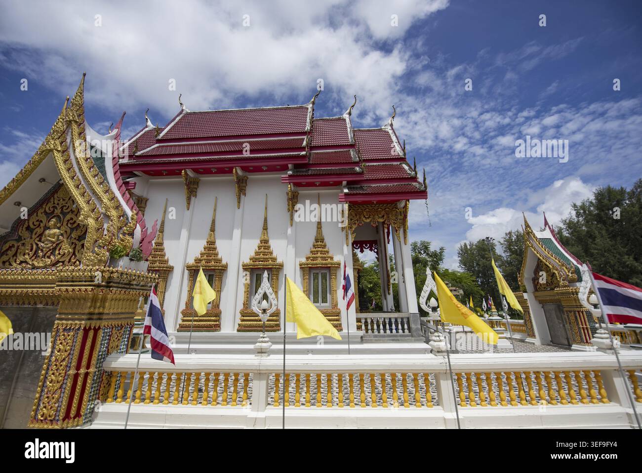 Wat Naiharn à Nai Hart Town sur Phuket isalnd en Thaïlande. Thaïlande, Phuket, 28 octobre 2025 Banque D'Images