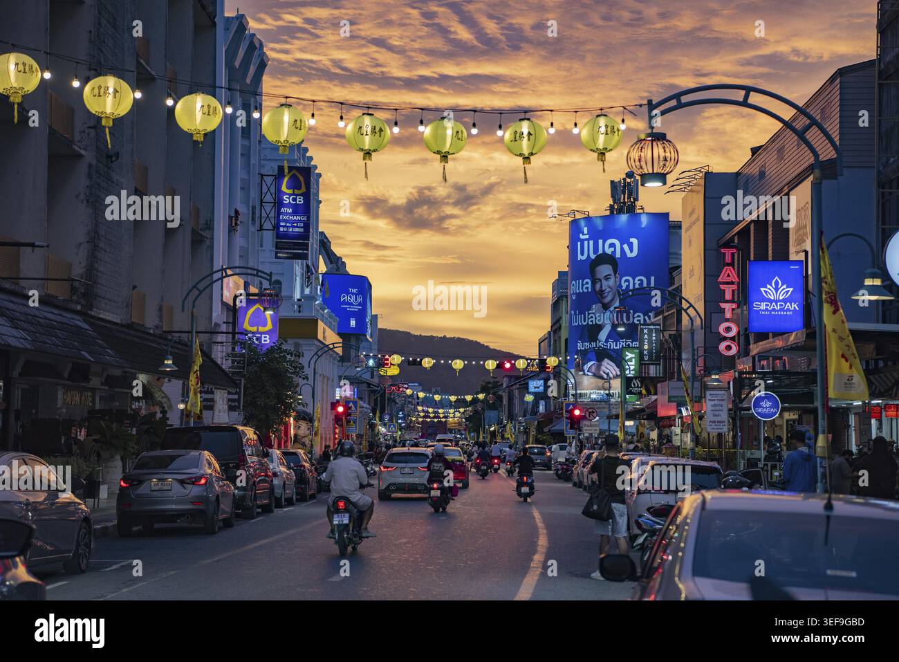 Une route le soir dans le centre de Phuket City en Thaïlande. Thaïlande, Phuket, 28 octobre 2025 Banque D'Images