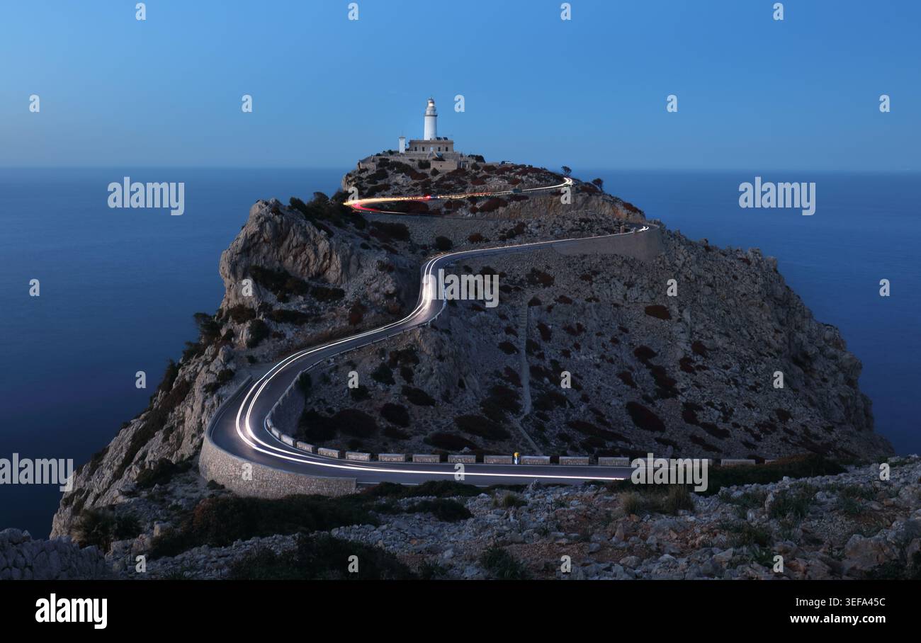 Phare de Cap de Formentor sur Majorque la nuit, Espagne Banque D'Images