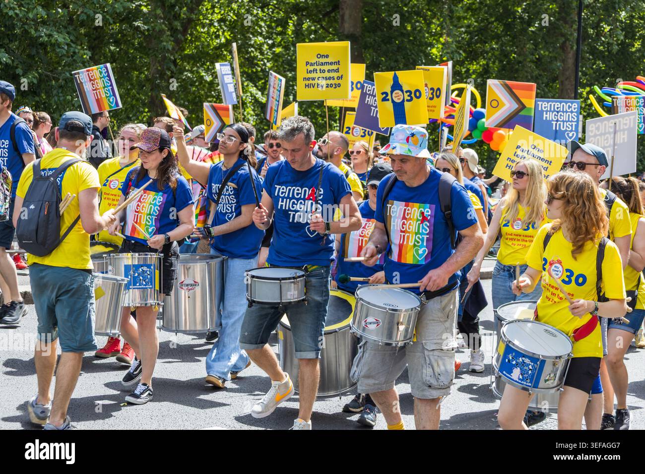 Les batteurs marchent dans la parade de la London Pride célébrant la diversité. Londres, Royaume-Uni, 29 juin 2024 Banque D'Images