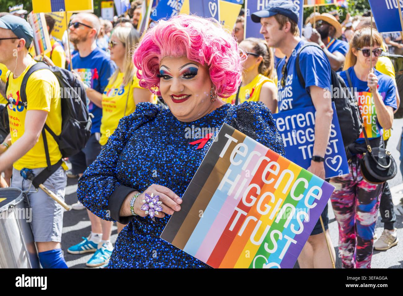 Drag Queen avec les cheveux roses tenant une pancarte à London Pride Parade. Londres, Royaume-Uni, 29 juin 2024 Banque D'Images