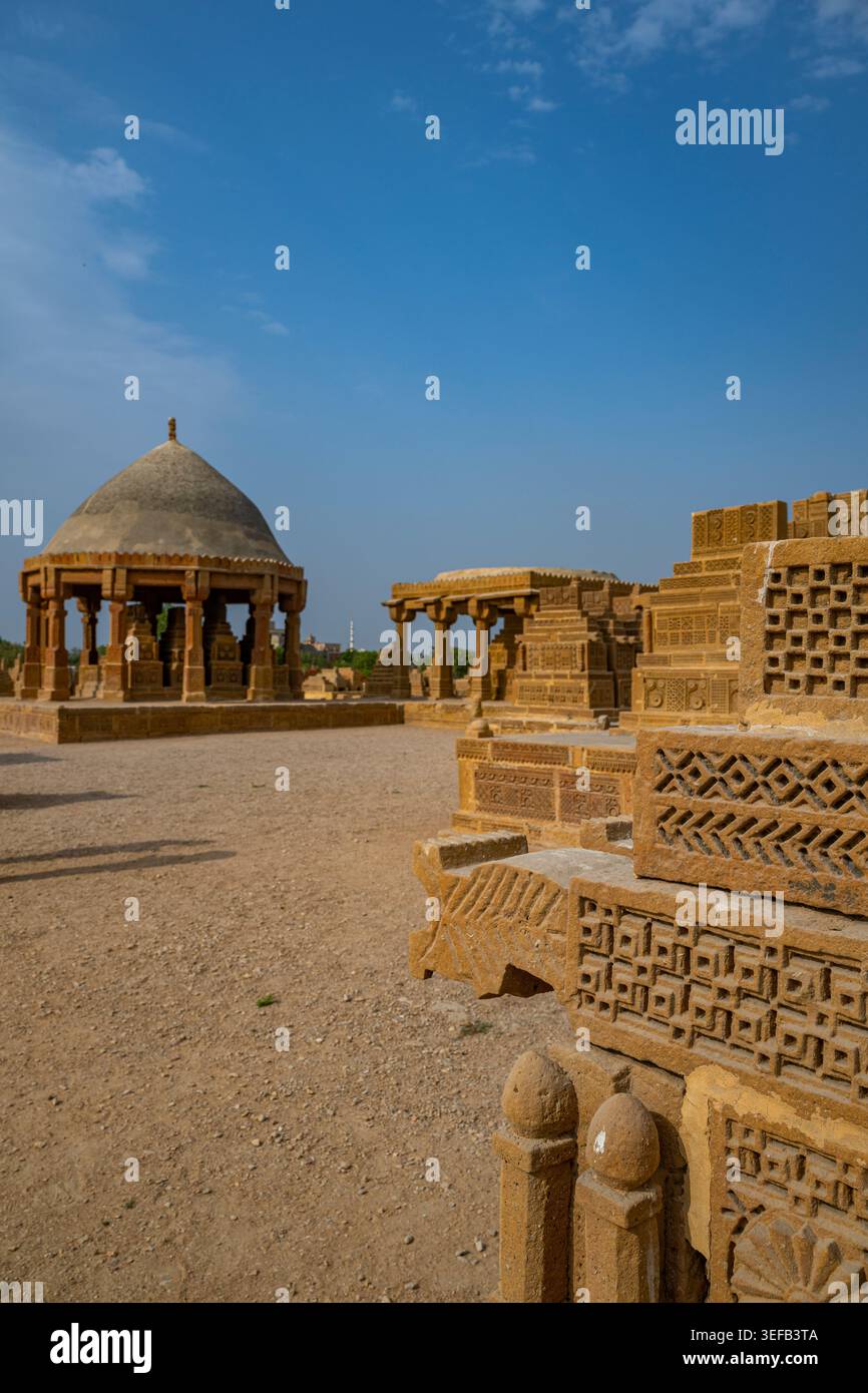 La visite des tombes de Chaukhandi met en valeur la culture ancienne et la conception architecturale à Karachi Pakistan Banque D'Images