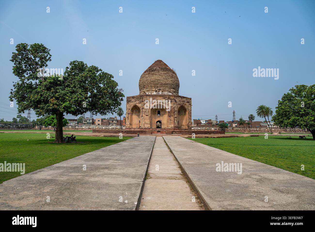Tombe d'Asif Khan se trouve à Lahore, un site historique entouré d'une pelouse verte et d'un ciel clair Banque D'Images