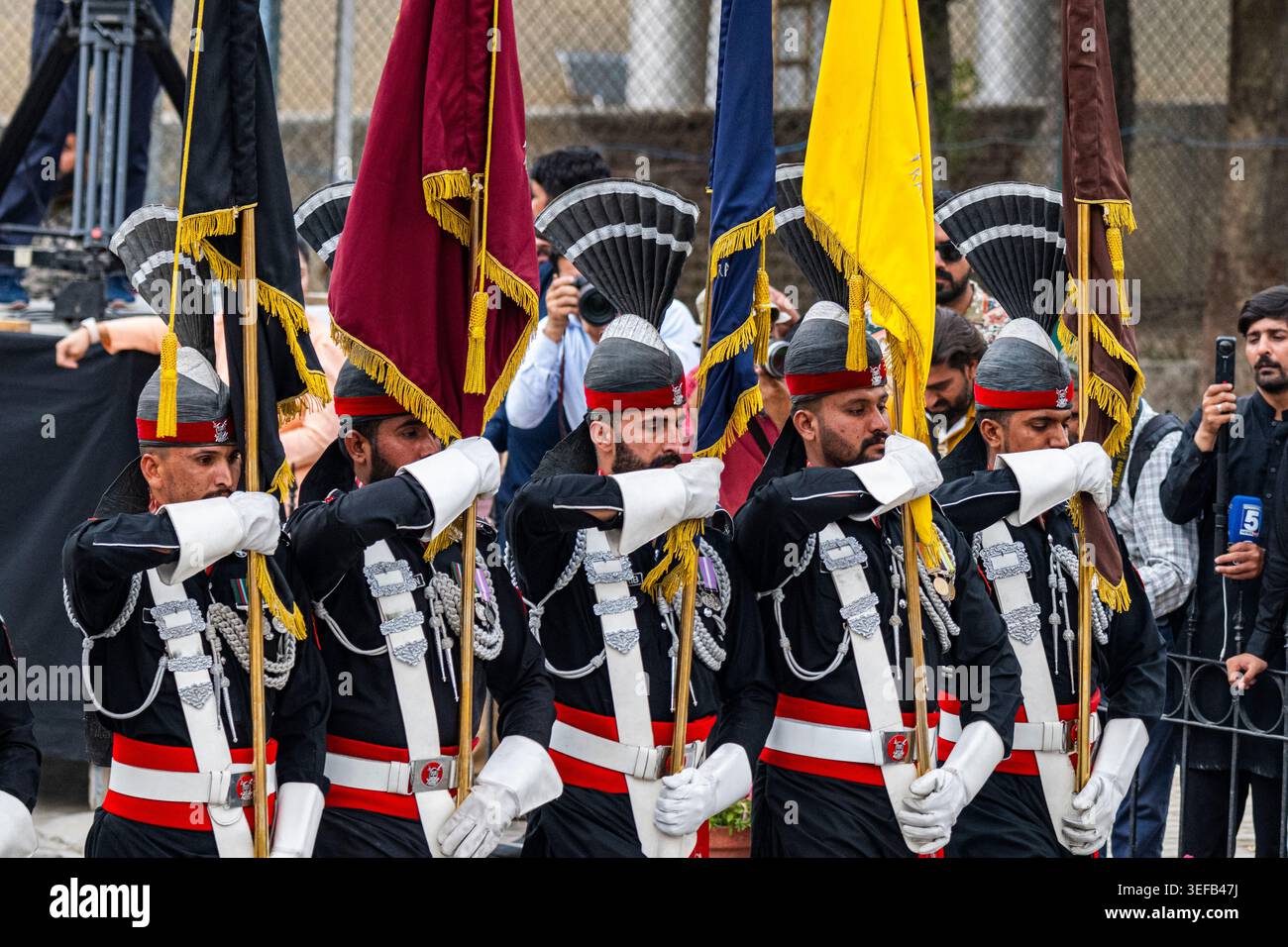 La cérémonie frontalière de Wagah met en scène des soldats qui lèvent et descendent le drapeau avec précision à un poste frontalier animé au Pakistan Banque D'Images
