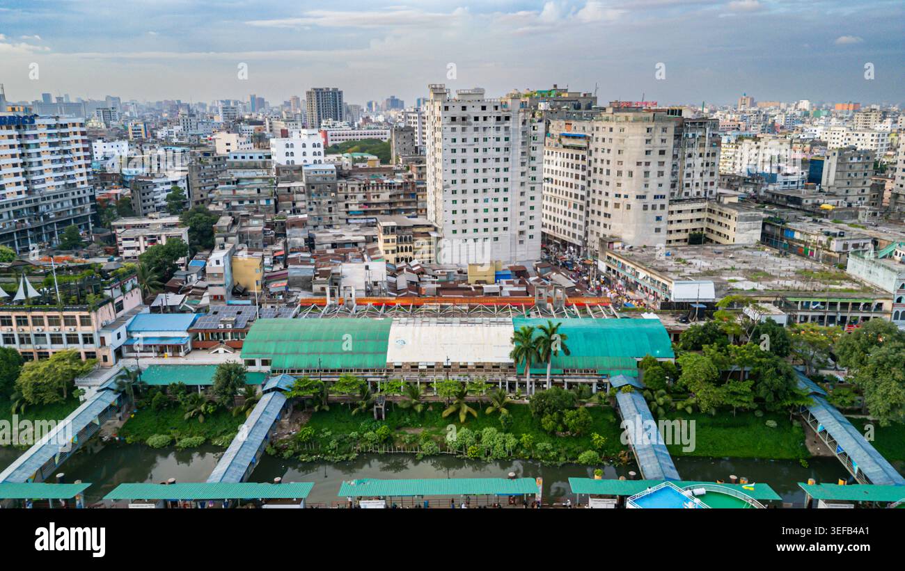 Vue sur la rivière Buriganga avec les bâtiments de la ville et la vie urbaine à Dhaka, Bangladesh Banque D'Images