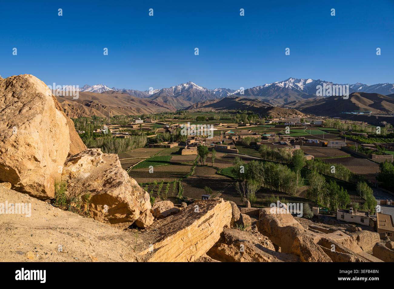 Vue d'ensemble des montagnes et de la vallée près de Bamyian avec de petites fermes et villages visibles dans le paysage en Afghanistan Banque D'Images
