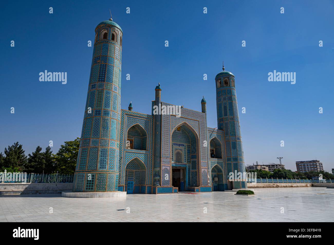 La visite de la mosquée bleue de Mazar-e-Sharif offre un aperçu de la culture et de l'histoire afghanes avec son architecture et son design saisissants Banque D'Images