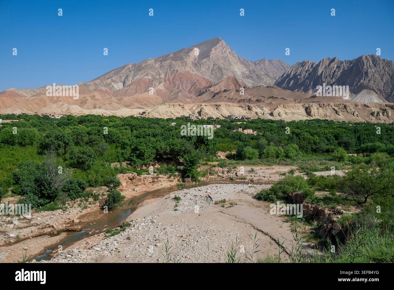 Vue sur le paysage de Samangan en Afghanistan avec les montagnes et la rivière sous le ciel clair Banque D'Images