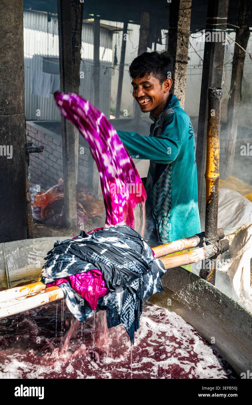 Homme teignant des vêtements de batik dans un atelier au Bangladesh pendant la journée Banque D'Images