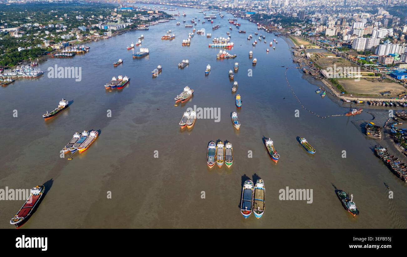 Les bateaux jettent l'ancre sur la rivière Karnaphuli près du marché aux poissons dans la région de Chittagong au Bangladesh Banque D'Images