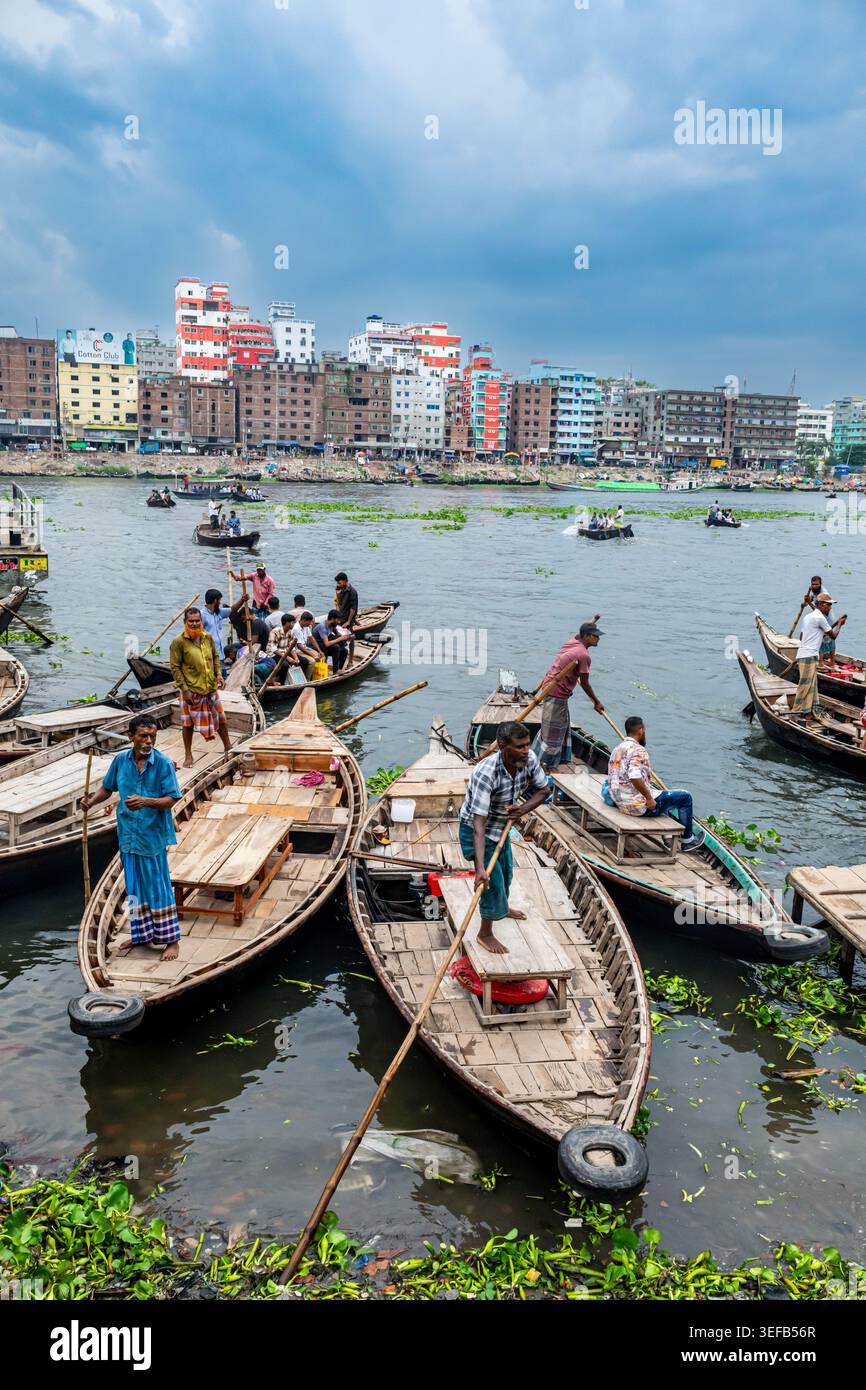 Terminal de ferry avec de nombreux petits bateaux à Dhaka Bangladesh pendant la journée Banque D'Images