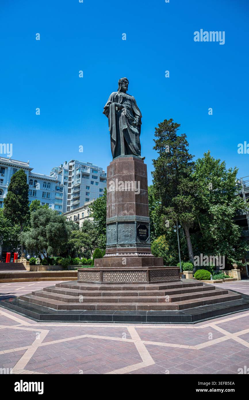 Le monument Nizami Ganjavi se dresse dans un parc avec un ciel dégagé à Bakou Azerbaïdjan Banque D'Images