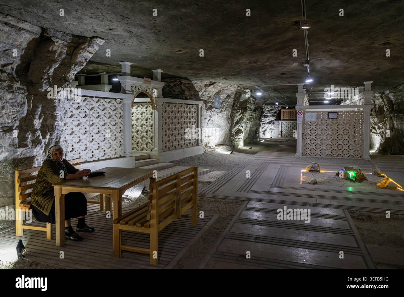 Exploration de l'hôpital du sel à Nakhitchevan Azerbaïdjan avec un visiteur assis à une table en bois Banque D'Images