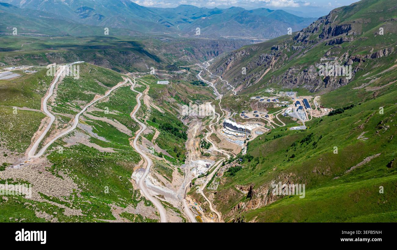 Les routes serpentent à travers les vallées verdoyantes de Qarabaqh avec des montagnes lointaines touchant le ciel en Azerbaïdjan Banque D'Images